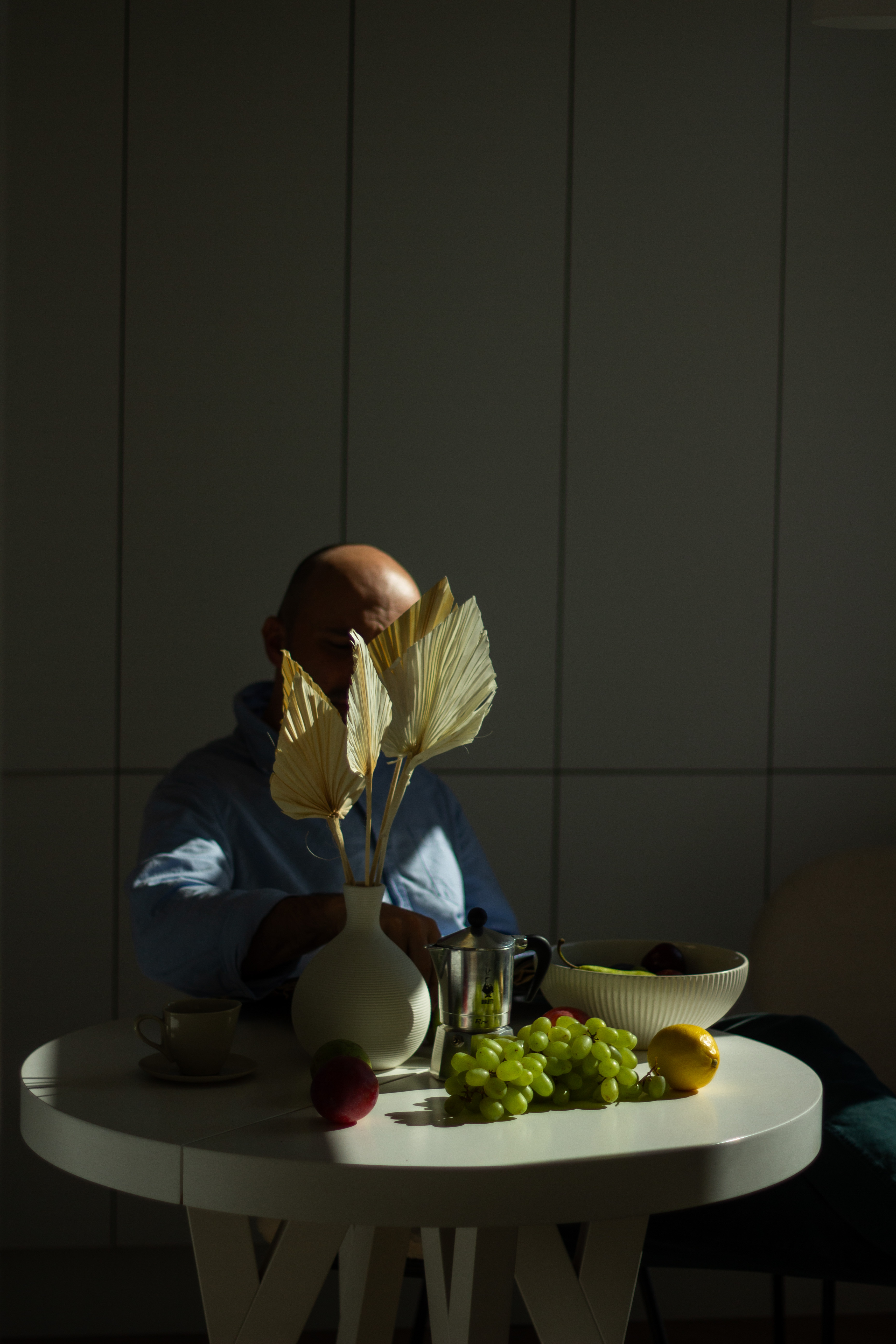 Nieoczywiste kompozycje: jak łączyć suszone rośliny z metalem, szkłem i kamieniem?